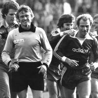 Im Sommer 1979 verunglückt Bayerns Torwart-Legende Sepp Maier schwer mit dem Auto. Mit einer beherzten Entscheidung rettet Uli Hoeneß dem damals 35-Jährigen das Leben.