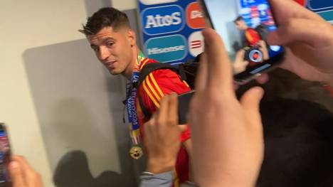 Spanien gewinnt durch einen 2:1-Sieg im Finale gegen England den vierten EM-Titel seiner Geschichte. Kapitän Alvaro Morata fungiert auf dem Weg zum Mannschaftsbus als DJ seines Teams.