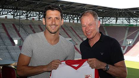 Gojko Kacar (l.) soll die Defensive des FC Augsburg verstärken