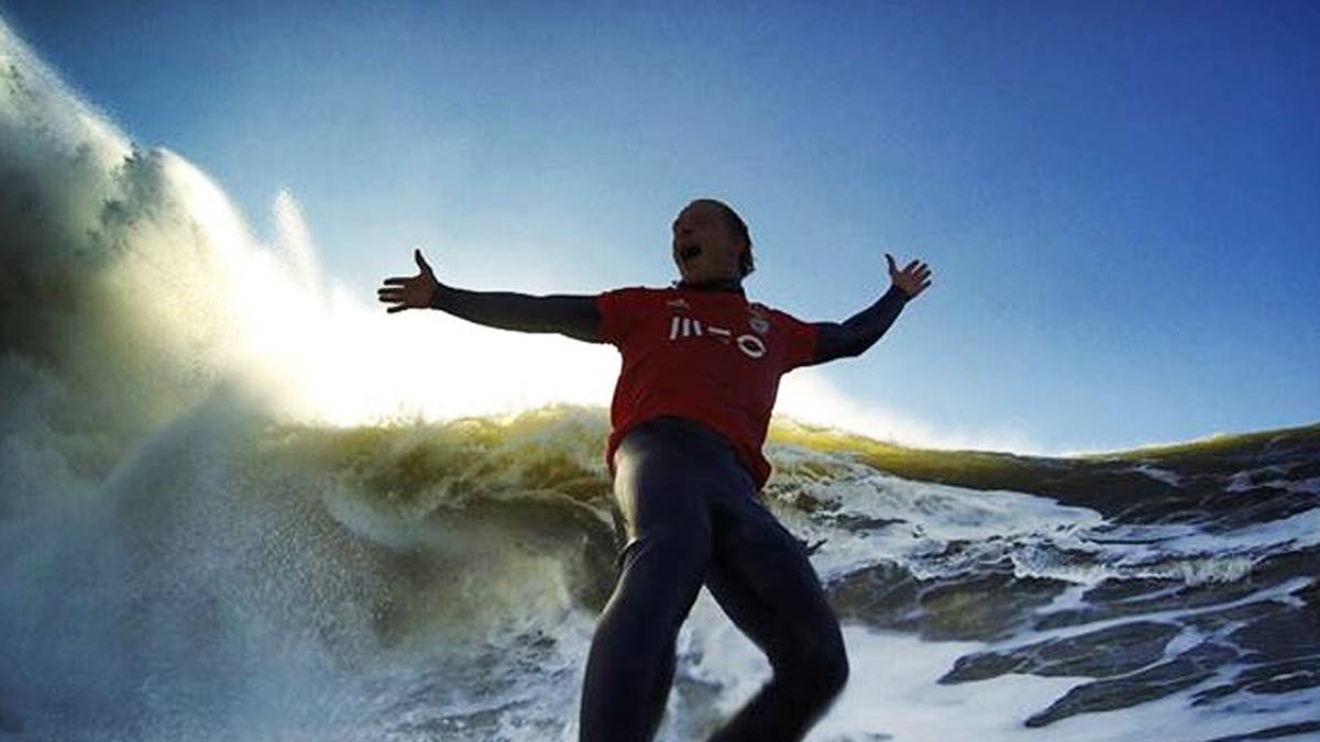 Im Benfica-Trikot rast Steudtner auf seinem Brett desöfteren auf den Wellen