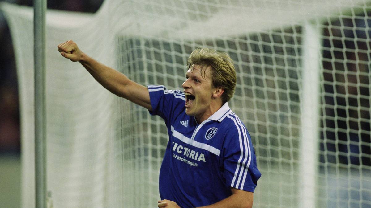YOURI MULDER: Wesentlich effizienter war die Verpflichtung des Publikumslieblings 1993. Mit Schalke holte Mulder 1997 den UEFA-Cup, 2001 und 2002 zudem auch den DFB-Pokal. Trotz Karriereende war auf Schalke aber dennoch nicht Schluss...