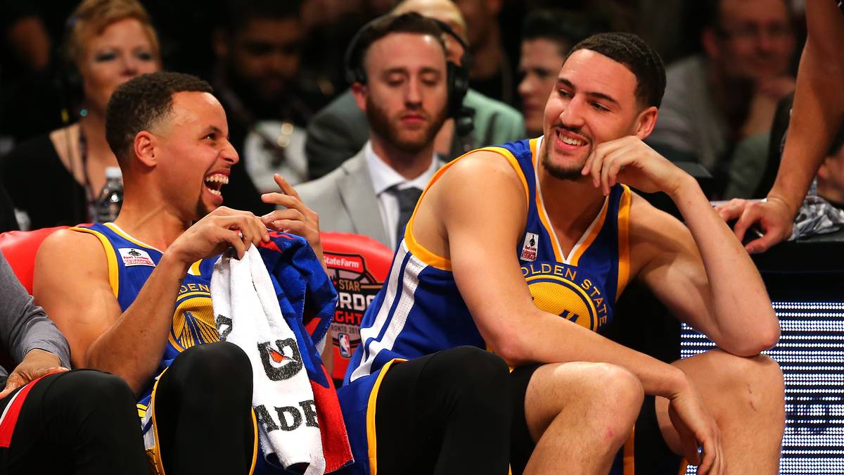 Golden State ist das erste Team, das keine zwei Spiele in Folge verlor. Keine Mannschaft konnte zuvor 34 Auswärtssiege feiern. Und natürlich stellten die Kalifornier auch einen Dreierrekord auf. Mit 1077 Distanztreffern knackten sie als Erste die 1000er Grenze - dank Curry und Splash Brother Klay Thompson (r.)