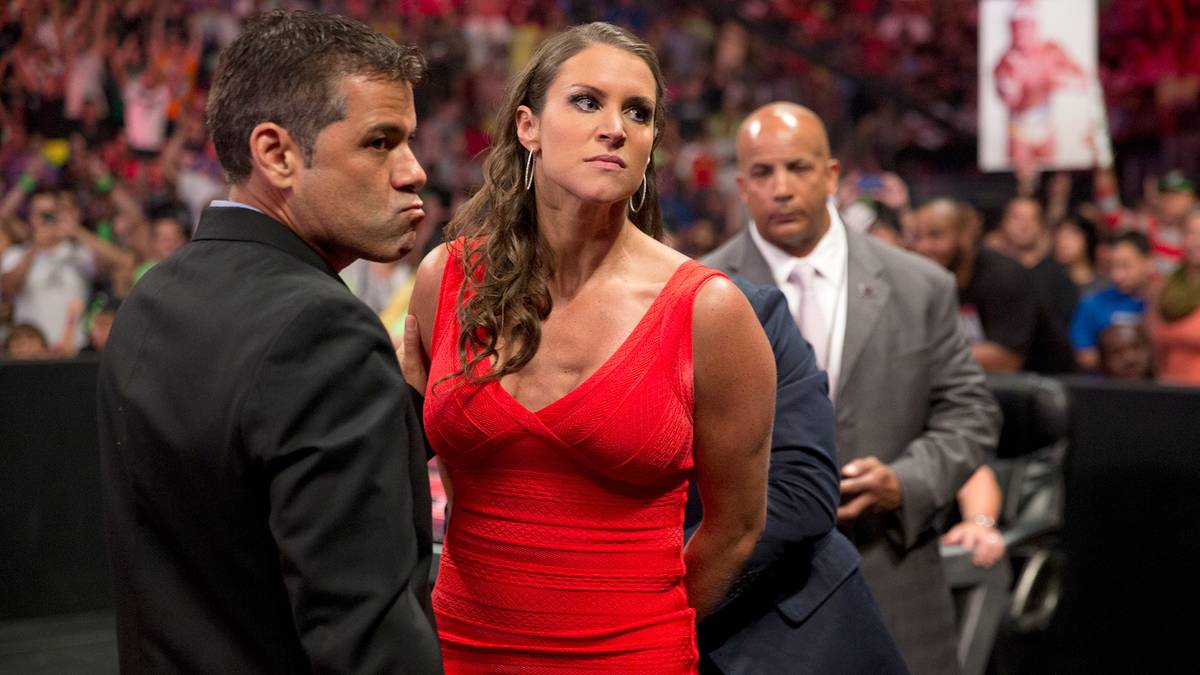 21. JULI 2014 - Stephanie McMahon treibt ihre neue Schreckensherrschaft einen Schritt zu weit. Nach einer Ohrfeige gegen ihre zuvor von ihr gefeuerte Rivalin Brie Bella wird sie angezeigt und verhaftet. Dafür, dass die Anzeige zurückgezogen wird, muss sie Brie wieder einstellen und sich ihr im Ring stellen