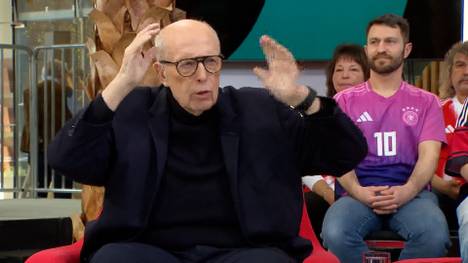 Manager-Legende Rainer Calmund spricht über seine Zeit bei Dynamo Dresden und packt eine spannende Anekdote aus.