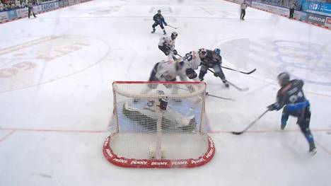 Der ERC Ingolstadt und der EHC Red Bull München liefern sich am 2. Weihnachtsfeiertag in der DEL einen packenden Derby-Krimi. Das spannende Duell gipfelt im Penaltyschießen.