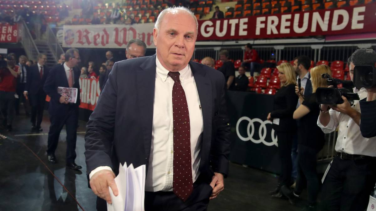 Im Anschluss an die JHV tritt Hoeneß vor die Presse und erzählt seine Version der Geschichte. Er enthüllt auch, dass der Riss tiefer liegt als bisher bekannt: "Ich werde zu dem Thema nix mehr sagen, ich habe mit Paul Breitner gebrochen, als ich aus dem Gefängnis kam - und das war's für mich." Den Grund führt er nicht aus