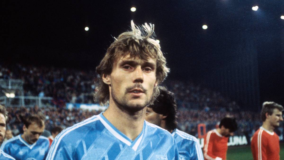 RUDI BOMMER: Sein Wechsel nach Uerdingen 1985 zerriss Düsseldorfs legendäre Außenbahnzange mit Manfred Bockenfeld. Sechsmaliger Nationalspieler, der drei Jahre in Krefeld blieb, dabei in 102 Spielen 15 Tore erzielte. Später gefeierter Routinier, der noch mit 39 Jahren für Eintracht Frankfurt auflief