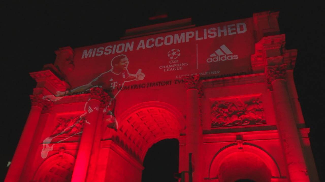Die Fans des FC Bayern München feiern den Triple-Gewinn auf den Straßen Münchens