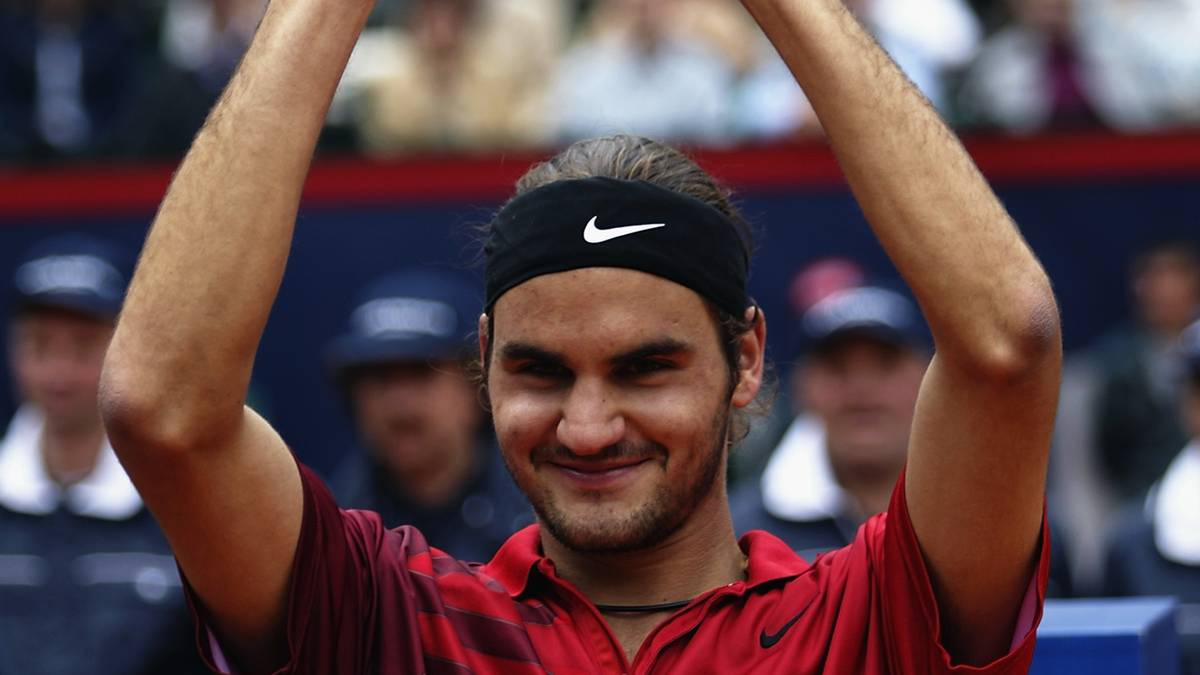In Hamburg holt sich Federer im Mai 2002 seinen ersten Sieg bei einem Masters-Turnier. Im Oktober gehört er erstmals zu den zehn besten Spielern der Welt