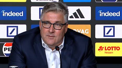Axel Hellmann, Geschäftsführer und Vorstandsmitglied von Eintracht Frankfurt, richtet auf einer Pressekonferenz Abschiedsworte an Kevin Trapp und adelt die "Legende" in den höchsten Tönen.