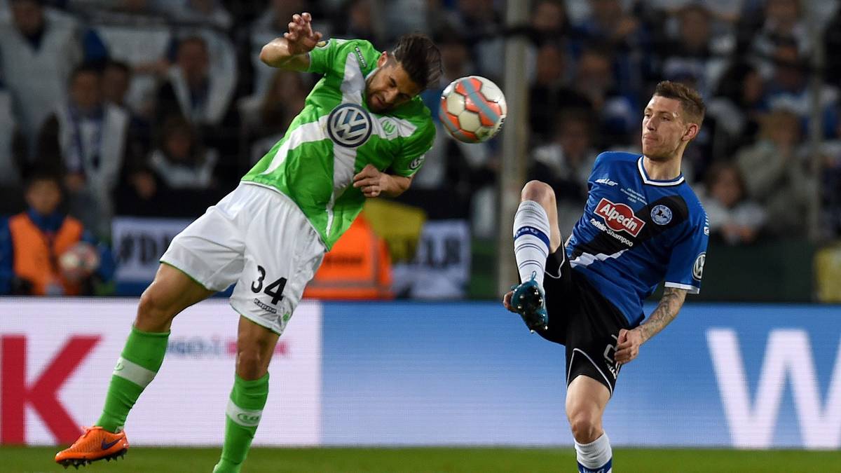 Ricardo Rodriguez ist mit dem Kopf vor Florian Dick am Ball. Dick hat die beste Chance der Bielefelder, als er kurz nach Wiederbeginn per Freistoß die Latte trifft