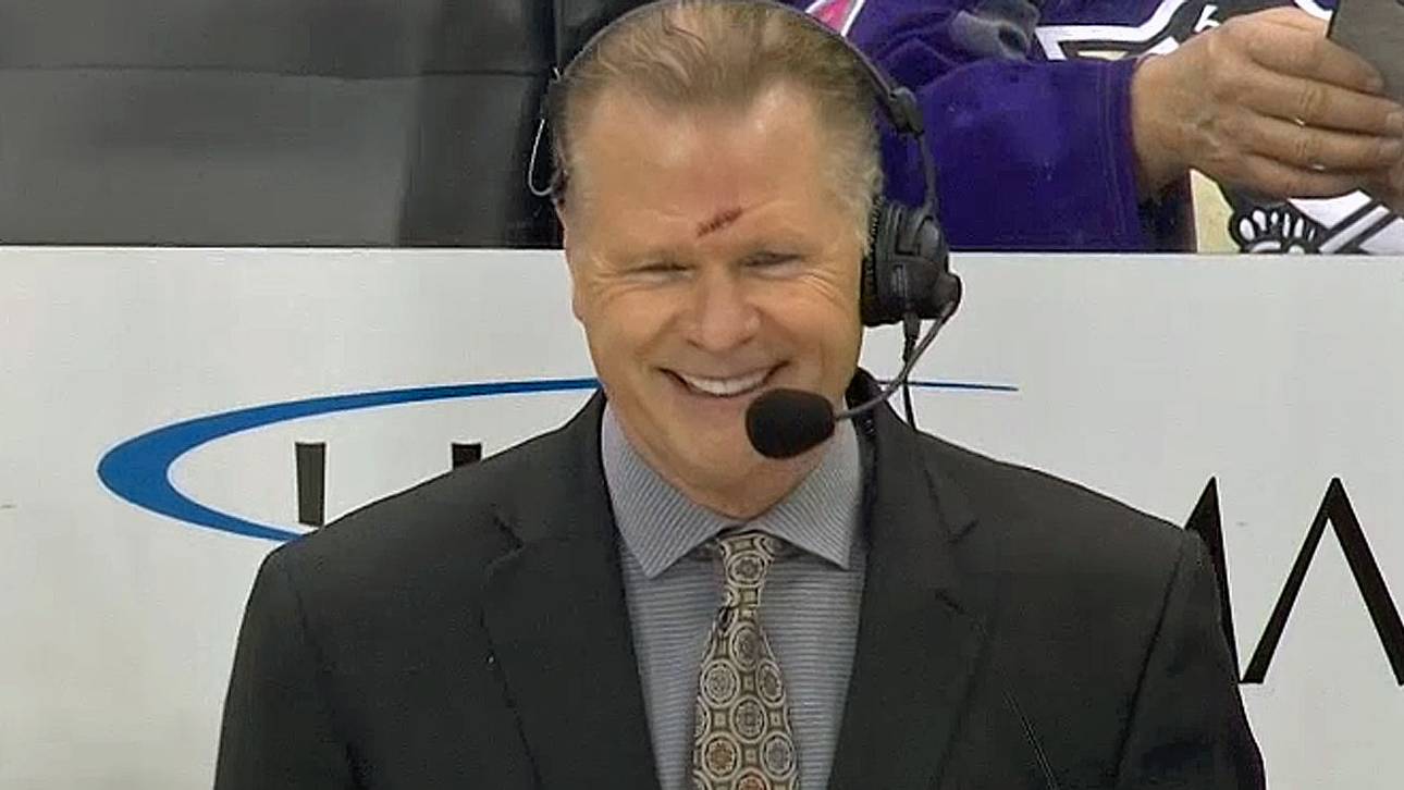 Puck trifft Kommentator im Gesicht