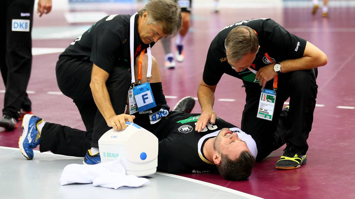 Jens Schöngarth, der für den verletzten Steffen Weinhold auflief, macht schmerzhafte Bekanntschaft mit den Kroaten und muss behandelt werden