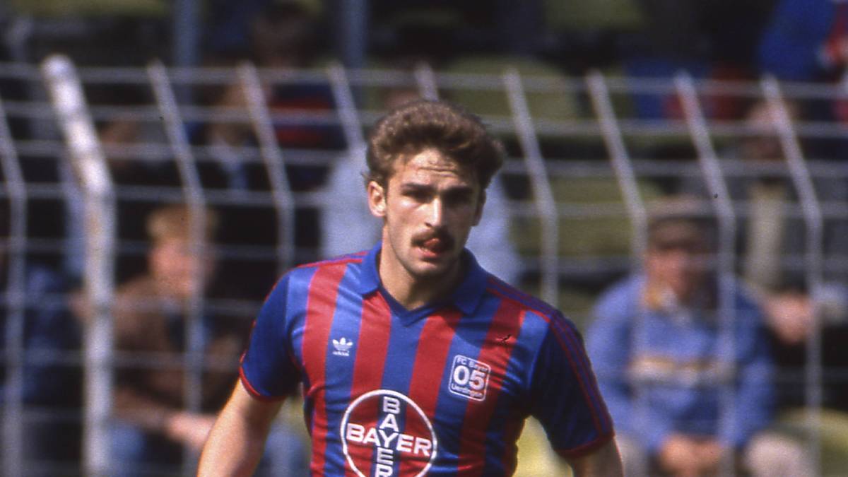 STEFAN KUNTZ stürmte zwischen 1986 und 89 für Uerdingen, ging später nach Kaiserslautern weiter, wo er Meister und Pokalsieger wurde. Dann Europameister mit Deutschland 1996, später Manager und Funktionär und in überraschender Drittkarriere Europameister-Coach der deutschen U21