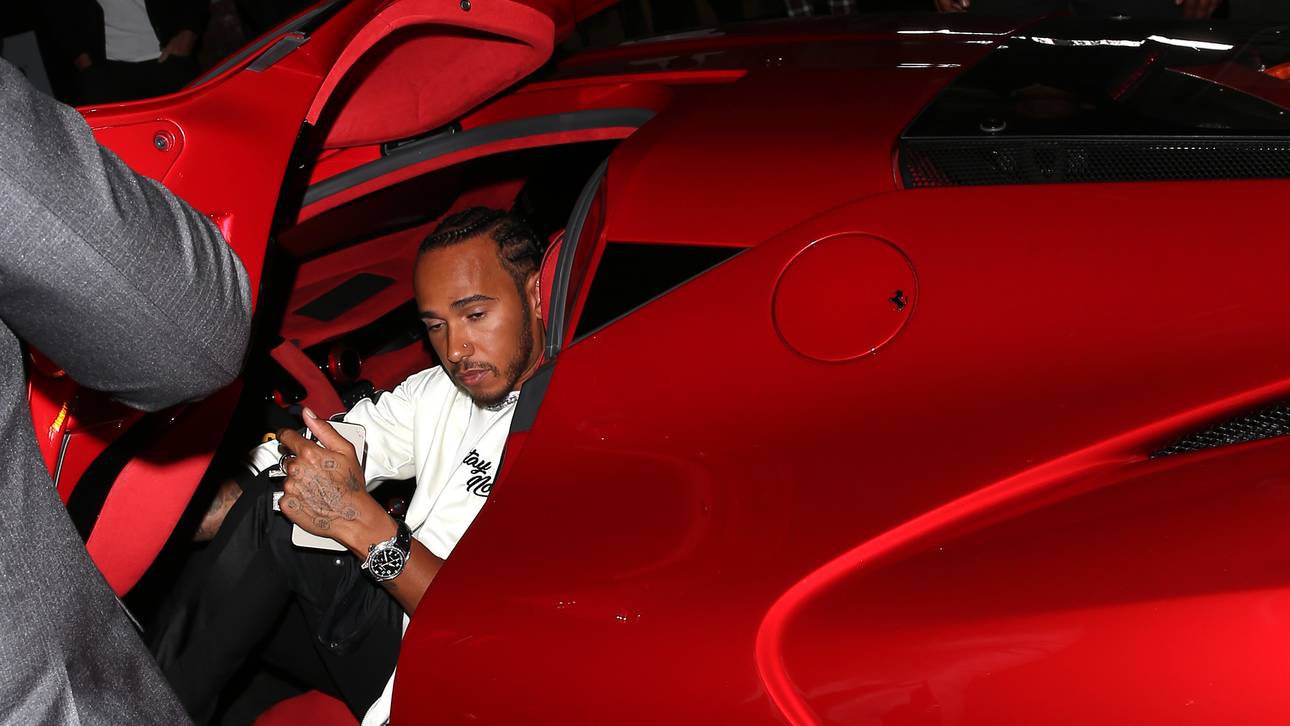 Luxus-Gefährte: Hamilton im Ferrari