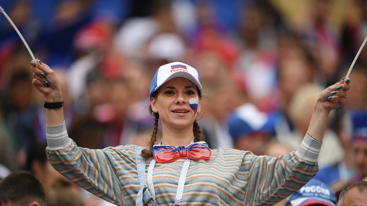 Diese Russin hegt Hoffnungen auf ein erfolgreiches erstes Spiel ihrer Mannschaft 