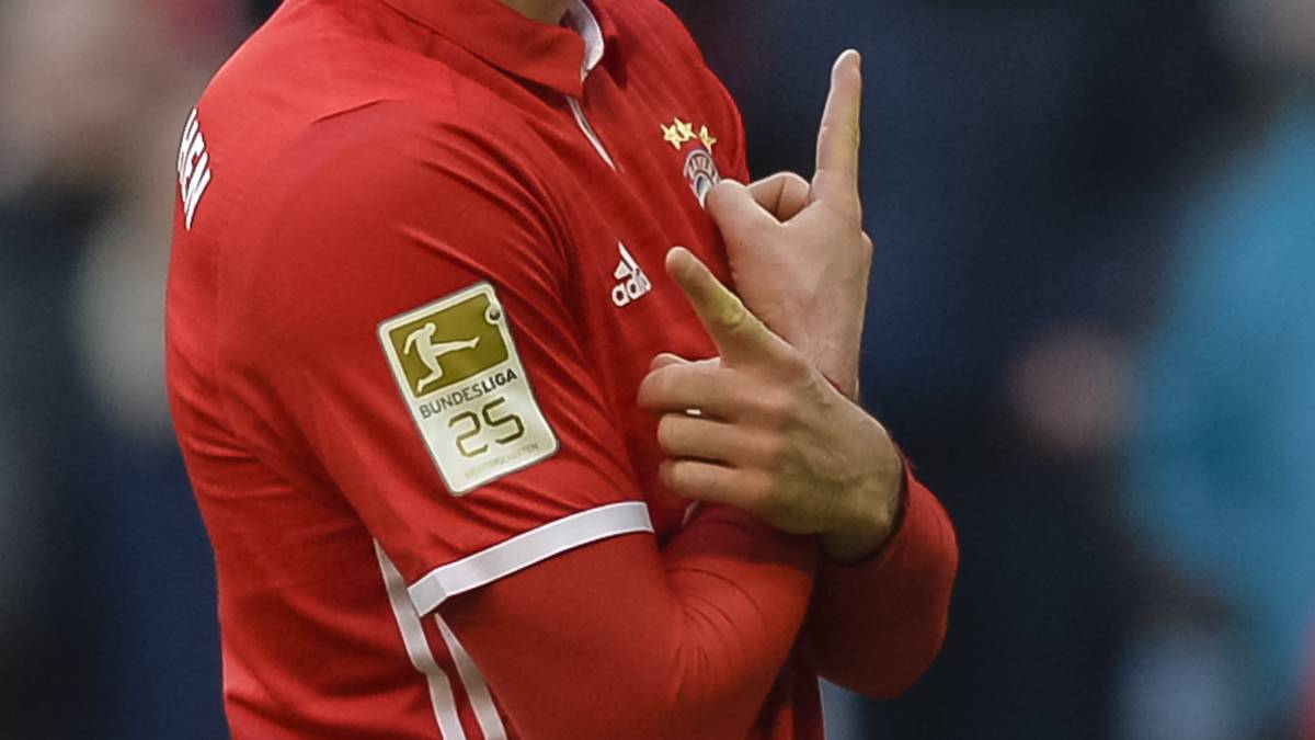 Es ist Lewandowskis fünftes Spiel in der Bundesliga mit mindestens drei Toren. Kurz darauf wird der Pole unter Standing Ovations ausgewechselt