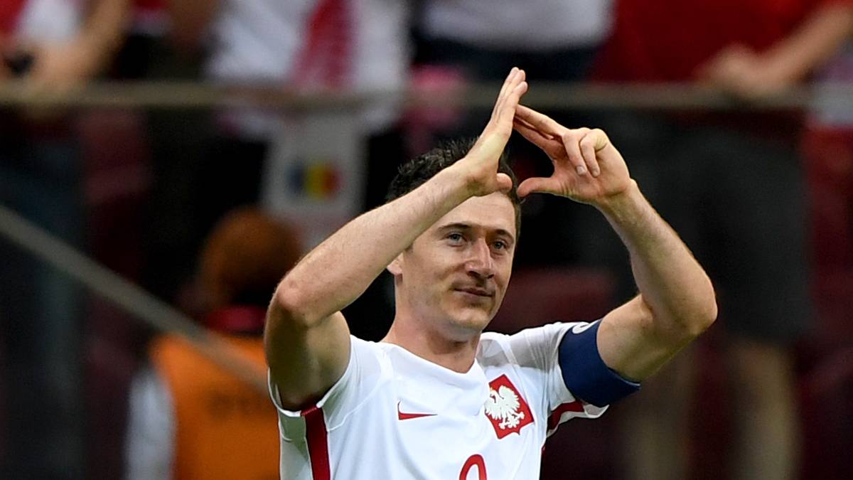 Daraufhin tauchen erneute Wechsel-Spekulationen auf, die die Münchner deutlich dementieren müssen. "Es gibt kein Gespräch mit anderen Vereinen und wird auch keines geben. Wenn andere Vereine mit Spielern verhandeln, die noch langfristige Verträge haben, riskieren sie eine Strafe der FIFA", schreiben die Bayern in einer Erklärung