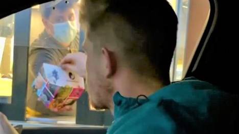 Auf TikTok veröffentlichte Kevin de Bruyne ein Video, rund um den Tag vom Spitzenspiel am Sonntag gegen Liverpool. Am Ende belohnte er und seine Familie sich dann noch mit einem Boxenstopp bei MC Donalds.