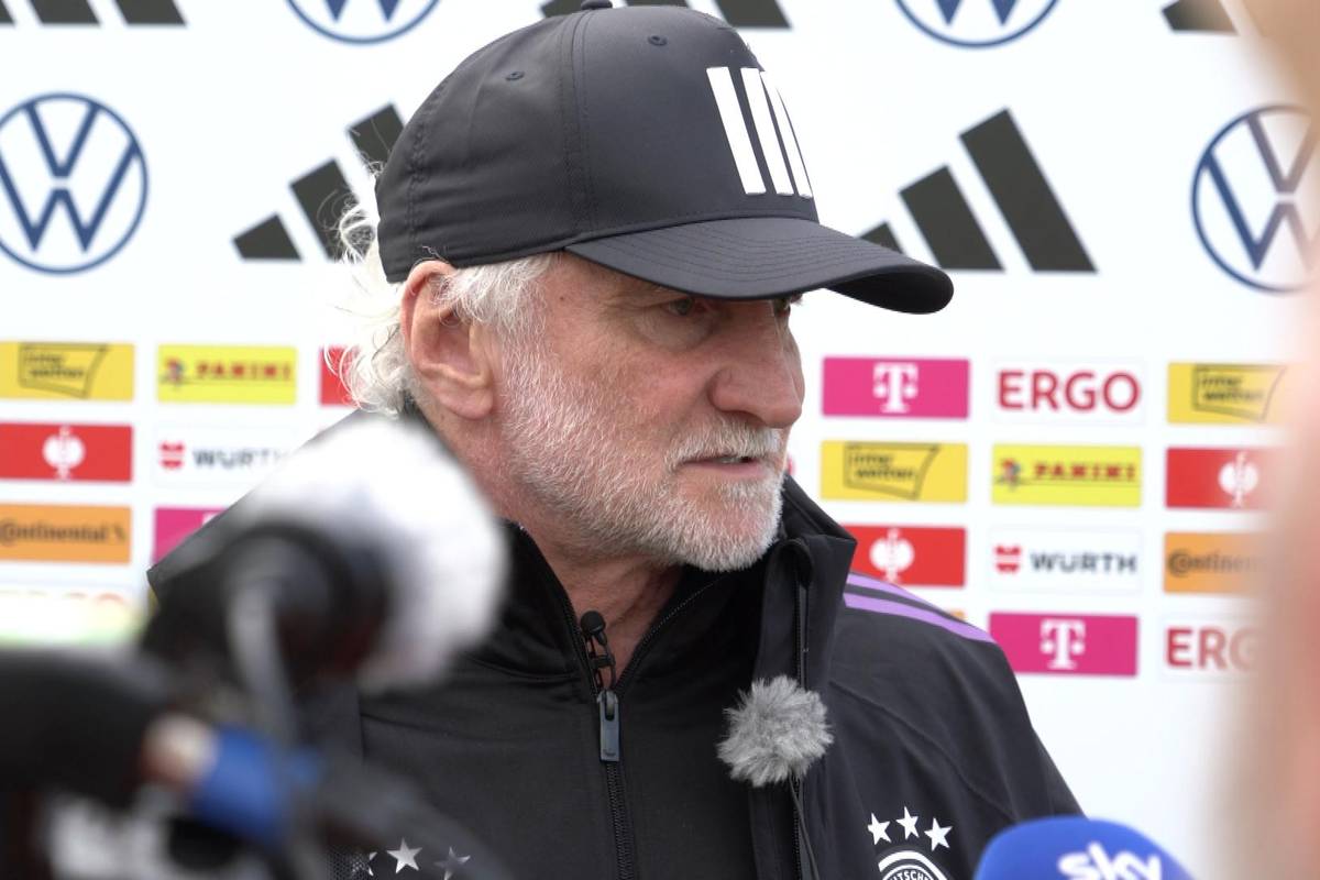 Florian Wirtz steht Medienberichten zufolge vor einem Wechsel zum FC Liverpool. DFB-Sportdirektor Rudi Völler spricht am Rande des U21-Trainingslagers über diese Personalie.
