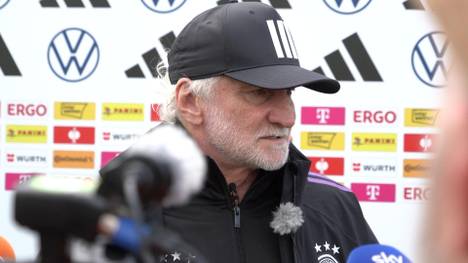 Florian Wirtz steht Medienberichten zufolge vor einem Wechsel zum FC Liverpool. DFB-Sportdirektor Rudi Völler spricht am Rande des U21-Trainingslagers über diese Personalie.