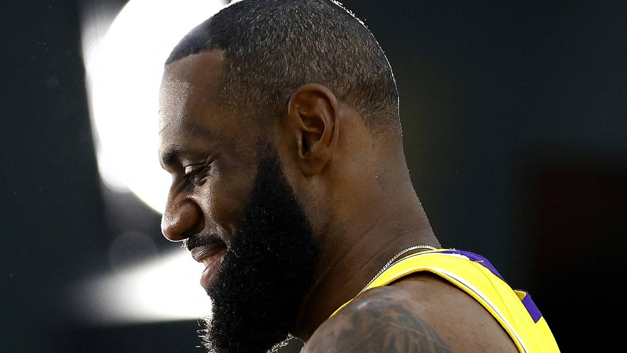 James mit besonderer Geste an Sohn