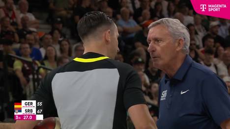 Serbiens Trainer Pesic kassiert im Supercup gegen Deutschland ein technisches Foul wegen Meckerns.