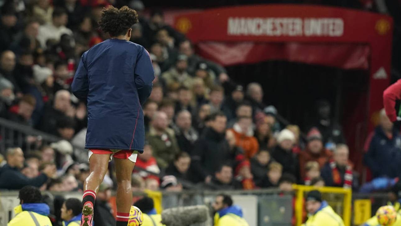 Joshua Zirkzee verschwindet nach seiner frühen Auswechslung in den Katakomben des Old Traffords