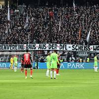 Wieder Proteste! Frankfurt-Fans attackieren Gegner
