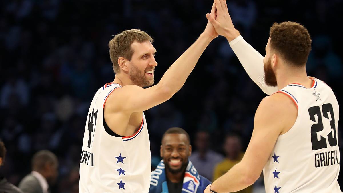 2019 in Charlotte erlebt Nowitzki seinen wahrscheinlich letzten Auftritt auf der großen Bühne und was für einen! Neun Punkte in vier Minuten und eine perfekte Quote von drei Dreiern bei drei Versuchen stehen für ihn zu Buche