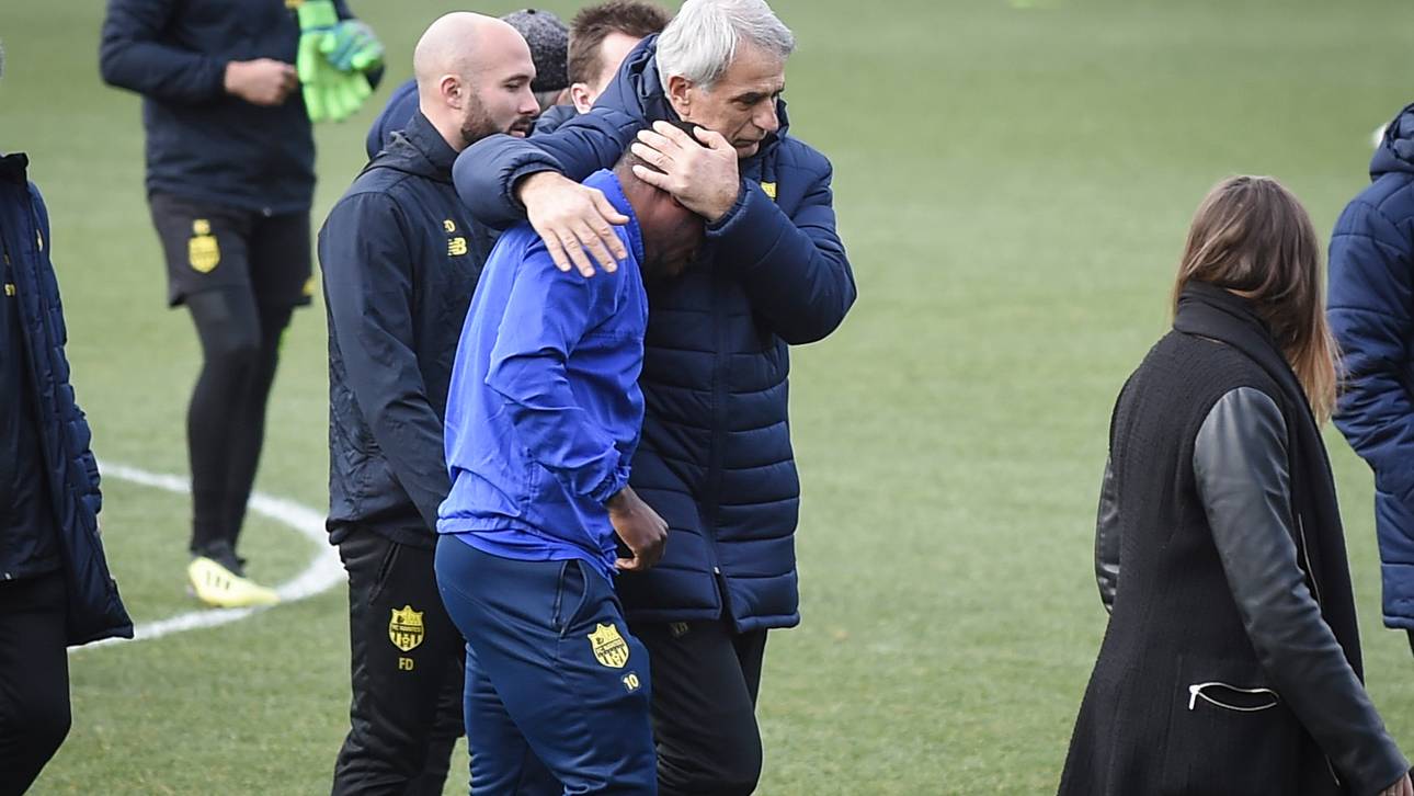 Nantes' Trainer Vahid Halilhodzic versucht Stürmer Majeed Waris zu trösten