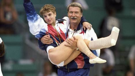 Bela Karolyi mit Schützling Kerri Strug bei Olympia 1996 in Atlanta