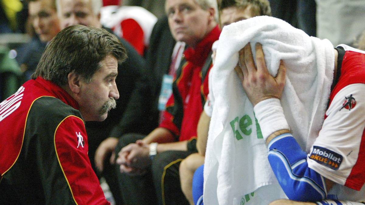 Grenzenlose Enttäuschung herrscht bei Bundestrainer Heiner Brand (l.) und Christian Schwarzer, der sich nur noch unter seinem Handtuch verstecken will. Kleiner Trost für "Blacky" Schwarzer: Im Anschluss wird der Kreisläufer zum Most Valuable Player (MVP) des Turniers gekürt