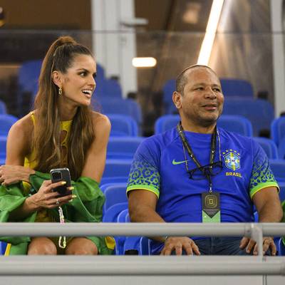 Bei der Brasilien-Gala gegen Südkorea spielen sich abseits des Rasens überraschende Szenen ab. Kevin Trapps Verlobte Izabel Goulart feiert im Selecao-Outfit - mit Neymars Vater.