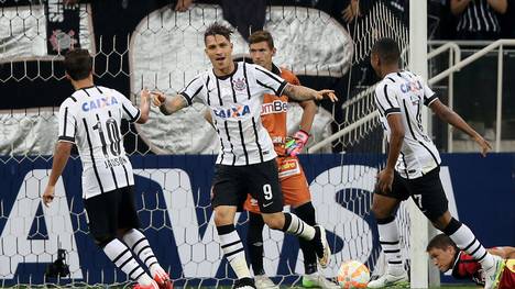 Corinthians v Danubio - Copa Bridgestone Libertadores 2015