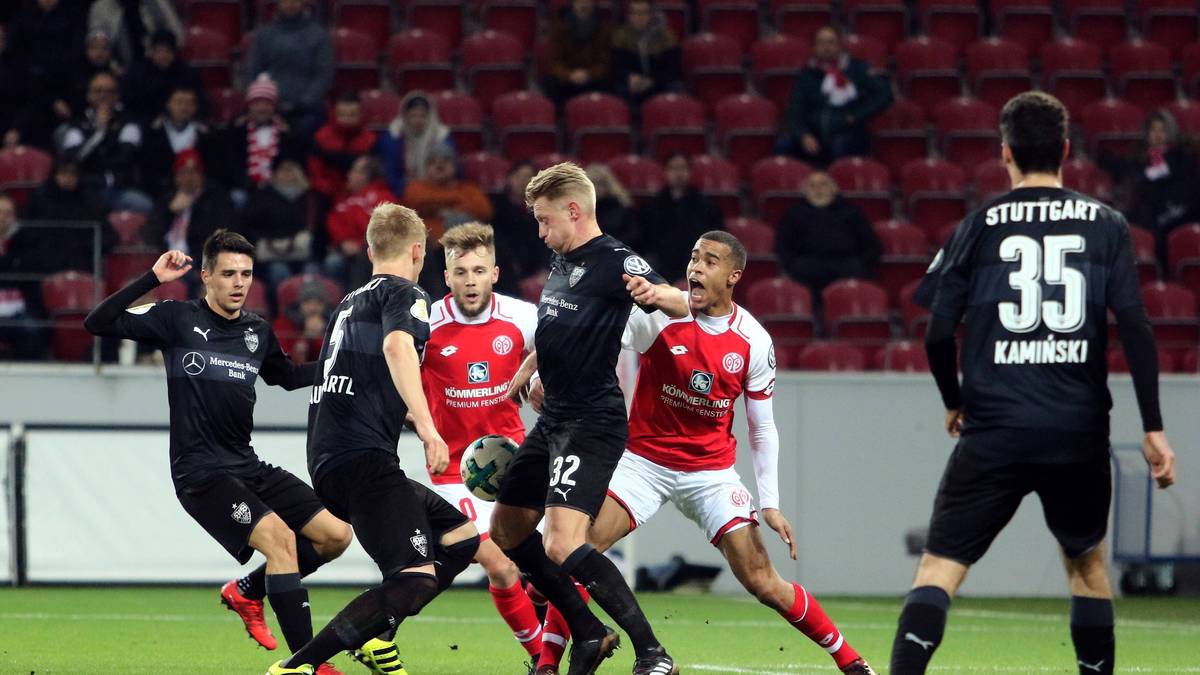 Bitter für die Mainzer: Ihnen wird ein Elfmeter verwehrt. Die Stuttgarter Beck und Baumgartl spielen den Ball im Strafraum mit dem Arm