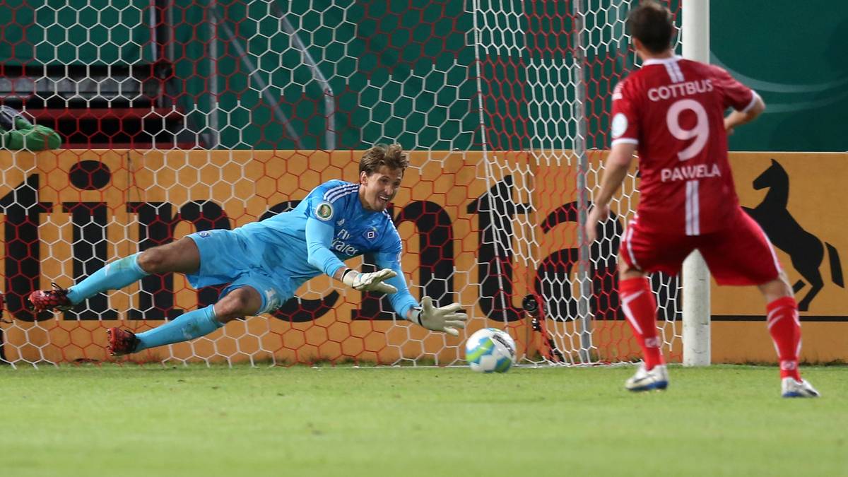 2014/15: Bei Energie Cottbus rettet Adler sein Team im darauffolgenden Sommer erst im Elfmeterschießen in die 2. Runde des DFB-Pokals. Es bleibt für längere Zeit der letzte Grund zur Freude