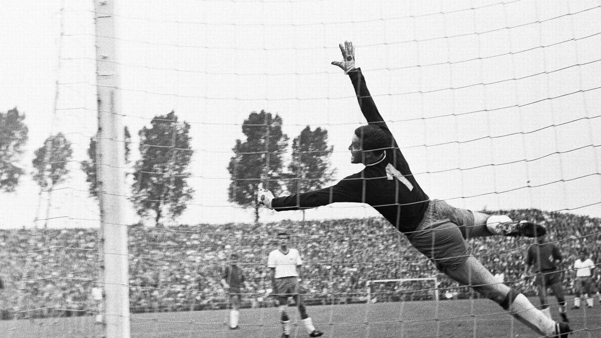 PLATZ 1 - TASMANIA BERLIN (Saison 1965/66): Häufiger als jeder andere Torwart in der Bundesliga-Geschichte musste Heinz Rohloff (Bild) von Tasmania Berlin hinter sich greifen. 108 Gegentore und das daraus resultierende Torverhältnis von -93 sind bislang unerreicht 