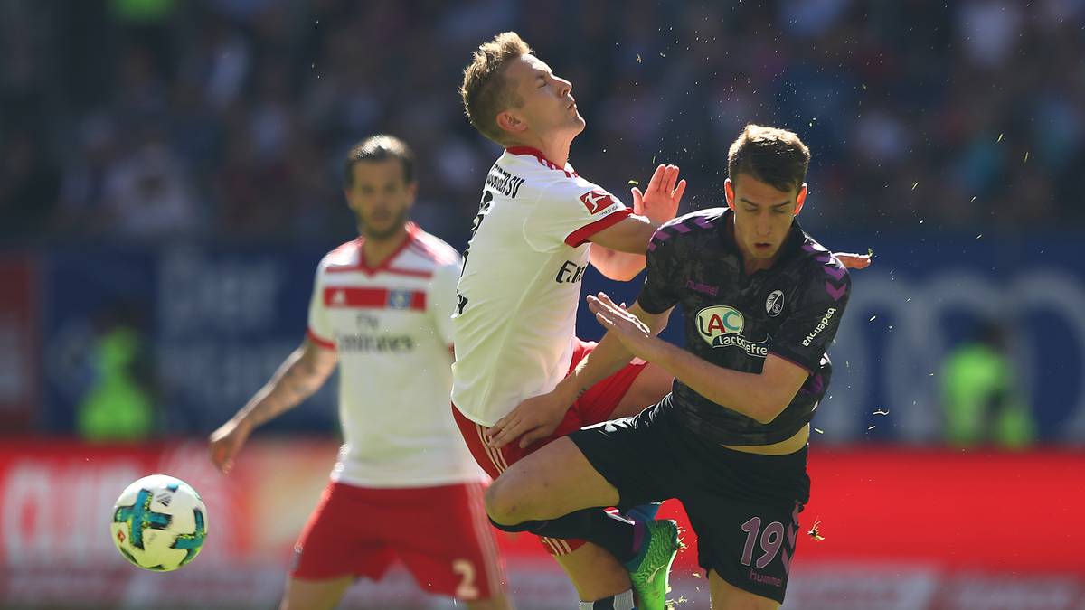Auf dem Platz geht es kompromisslos zur Sache. Lewis Holtby (l.) und Janik Haberer kennen in diesem Zweikampf keine Verwandten. Beide können aber weitermachen