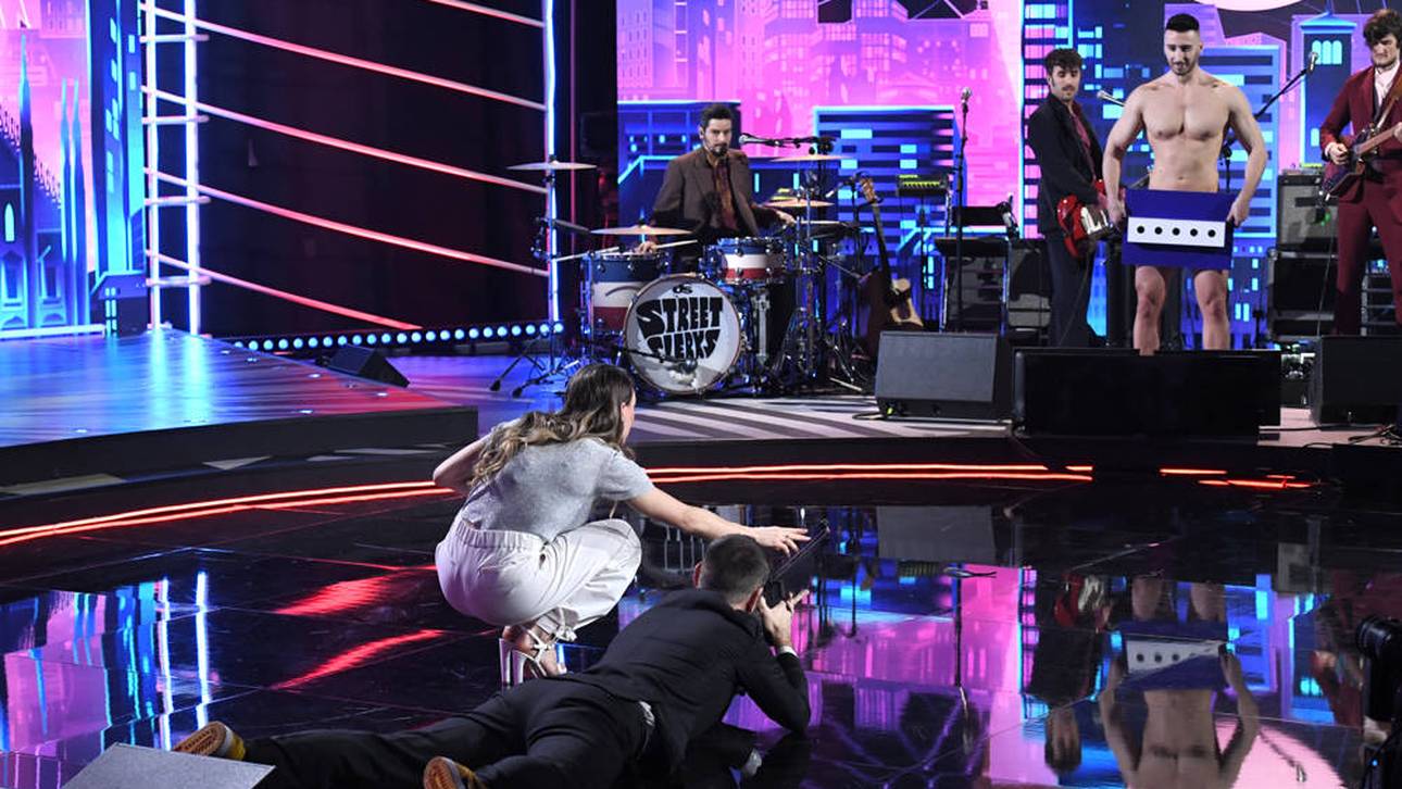 Dorothea Wierer  (l.) bewies in einer TV-Show ihre Zielgenauigkeit auf eine diskussionswürdige Zielscheibe