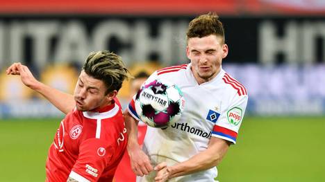 Der Hamburger SV (weiß) und Fortuna Düsseldorf bleiben in der Spitzengruppe der 2. Bundesliga