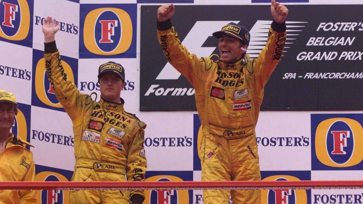 PLATZ 14 - Damon Hill (22 Siege): Zwei Jahre stand der Brite im Schatten des jungen Michael Schumacher, wurde jeweils Vizeweltmeister. Im dritten Jahr drehte der Williams-Pilot 1996 den Spieß um und wurde mit acht Rennsiegen Weltmeister