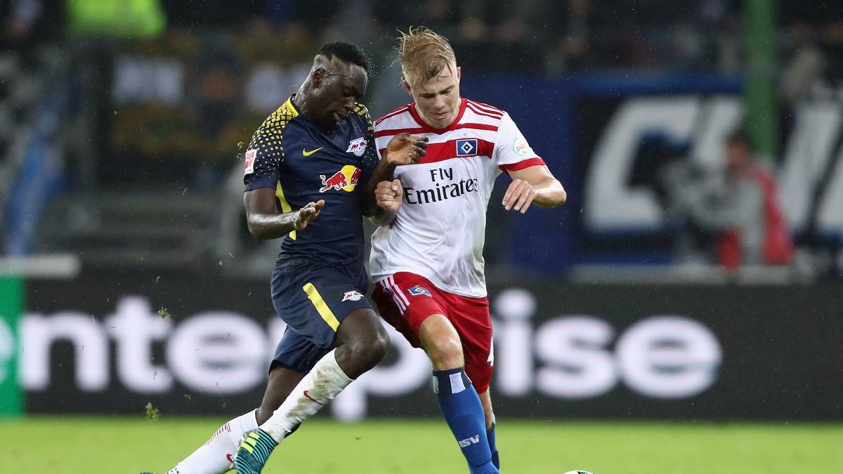 RICK VAN DRONGELEN (r./Hamburg, 18): Der von Sparta Rotterdam im Sommer verpflichtete Defensivmann rutschte auf Anhieb als Linksverteidiger in die Stammelf, wurde nach dem 3. Spieltag allerdings von einer Verletzung gestoppt. Gegen Bayern feierte der Niederländer sein Comeback in der Innenverteidigung