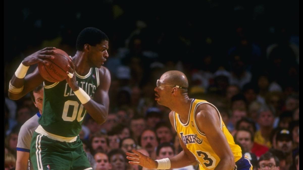Die Duelle mit den Boston Celtics wurden zu Klassikern. Abdul-Jabbar ging stramm auf die 40 zu, hielt gegen Robert Parrish (l.) und Co. aber immer noch mit