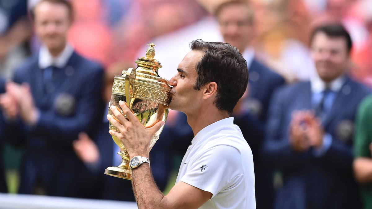 Zum insgesamt achten Mal darf der bald 36-Jährige den Wimbledon-Pokal in Händen halten - und lässt damit Pete Sampras sowie William Renshaw (je sieben Wimbledon-Titel) hinter sich