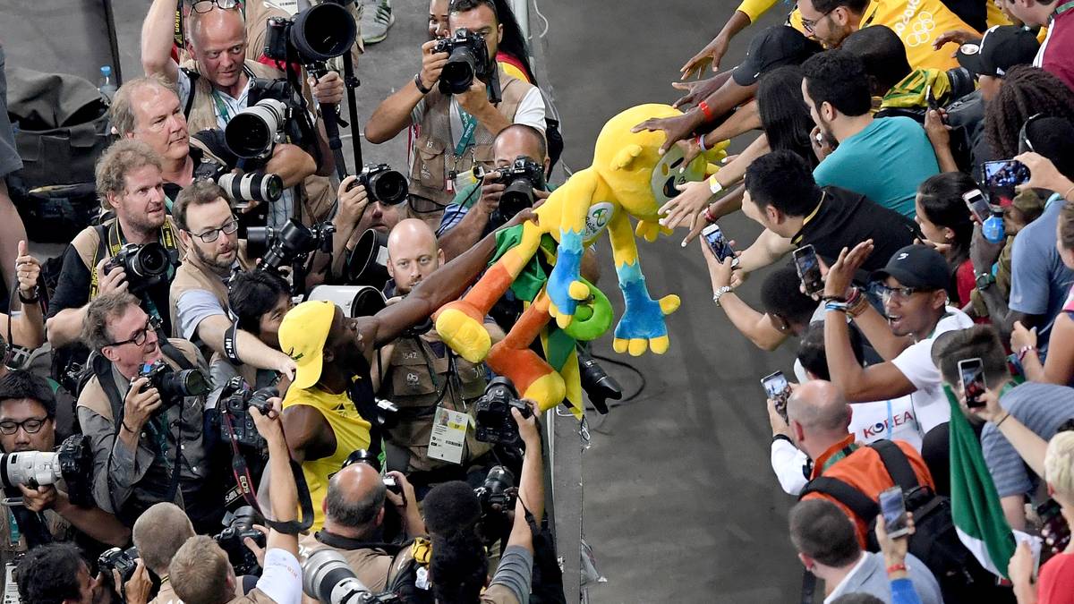 Als Bolt jedoch bemerkt, dass es "nur" das offizielle Maskottchen der Olympische Spiele in Rio ist, verschenkt er es direkt an die Fans weiter