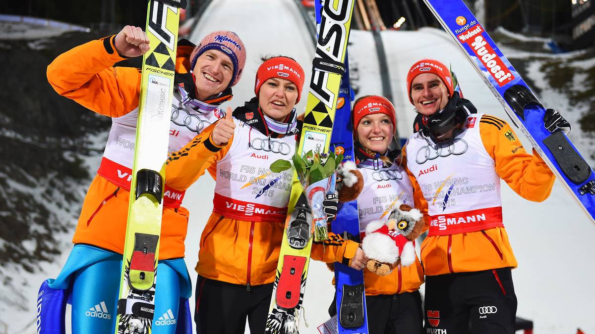 Severin Freund, Carina Vogt, Katharina Althaus and Richard Freitag freuen sich über die Goldmedaille