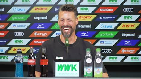 Gegen den SC Freiburg feiert Sandro Wagner sein Bundesliga-Debüt als Trainer. Jedoch ist keine Spur von Nervösität zu sehen. Ganz im Gegenteil: Wagner scherzt und verweist auf seine Erfahrung als Spieler.