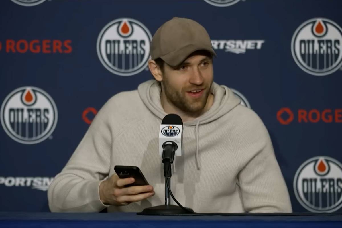 Leon Draisaitl spricht über die verlorene Finalserie mit seinen Edmonton Oilers gegen die Florida Panthers. Während der Pressekonferenz klingelt plötzlich sein Handy.