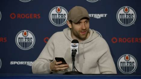 Leon Draisaitl spricht über die verlorene Finalserie mit seinen Edmonton Oilers gegen die Florida Panthers. Während der Pressekonferenz klingelt plötzlich sein Handy.